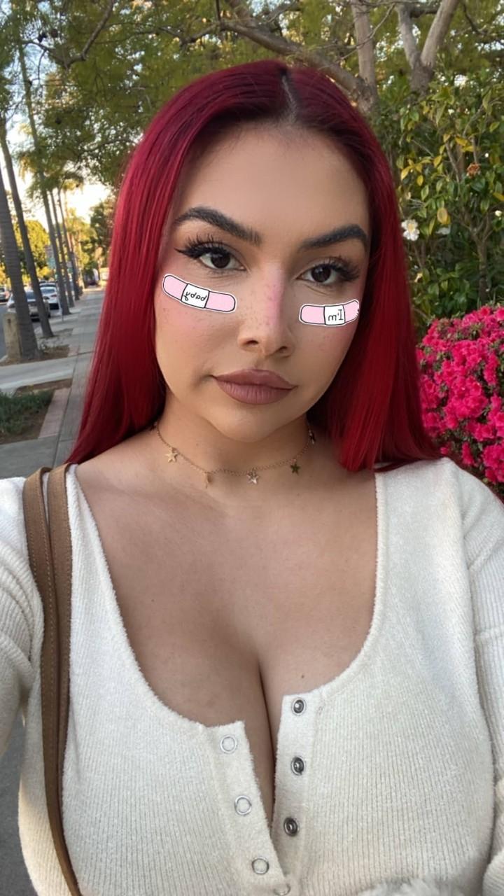 19P Caliente amateur latina angel muestra sus grandes tetas naturales con pezones perforados