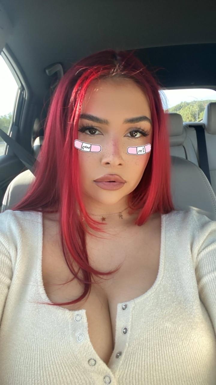 19P Caliente amateur latina angel muestra sus grandes tetas naturales con pezones perforados
