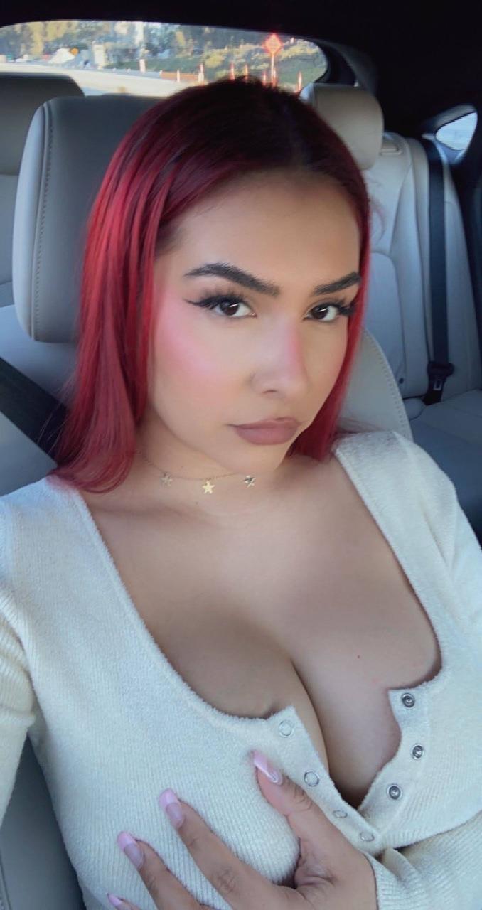 19P Caliente amateur latina angel muestra sus grandes tetas naturales con pezones perforados