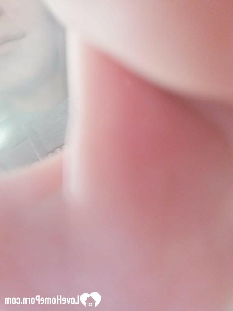 20P Adolescente morena se toma algunas selfies desnuda mostrando su gran culo y sus jugosas tetas