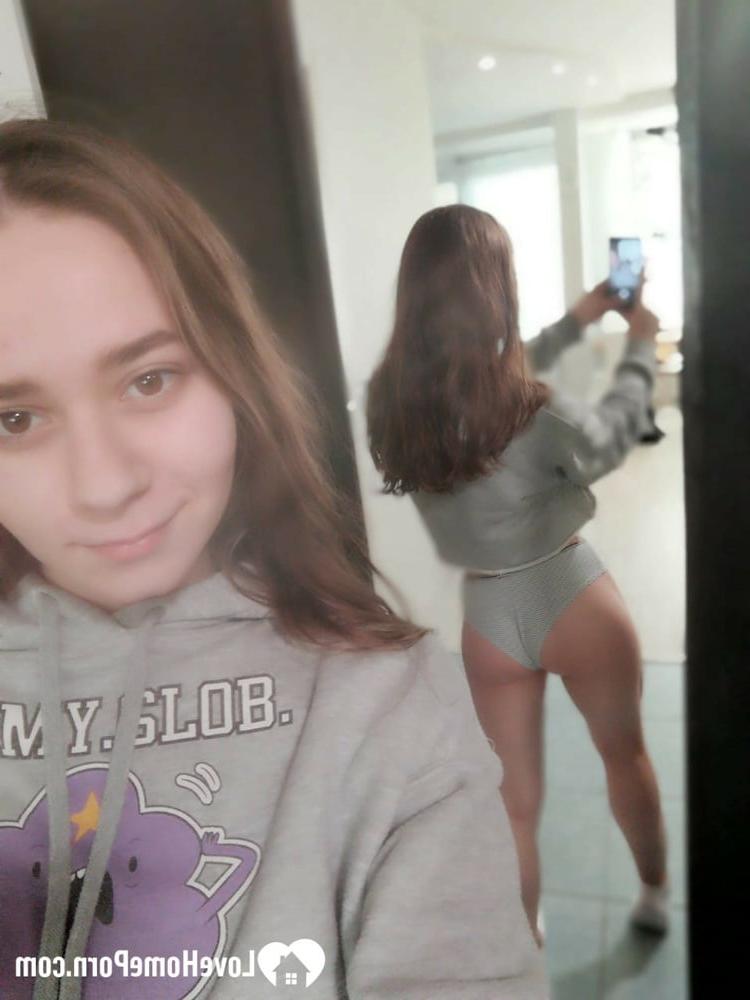 20P Adolescente morena se toma algunas selfies desnuda mostrando su gran culo y sus jugosas tetas