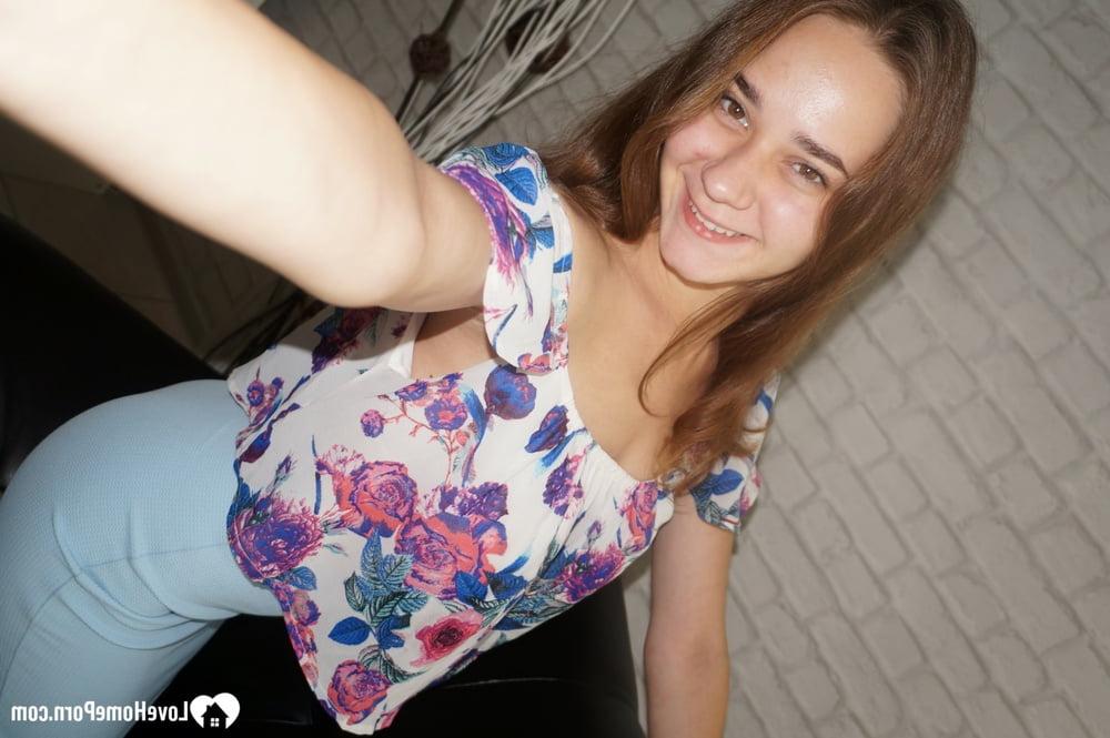 20P Adolescente morena se toma algunas selfies desnuda mostrando su gran culo y sus jugosas tetas