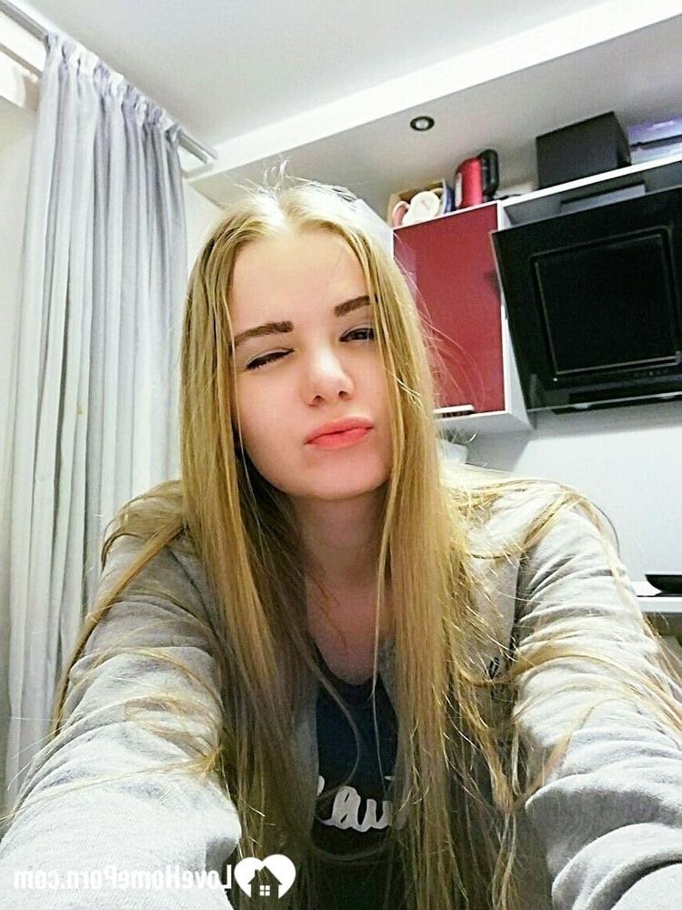 20P Nena flaca se toma algunas fotos desnuda mostrando sus pequeñas tetas y su culito