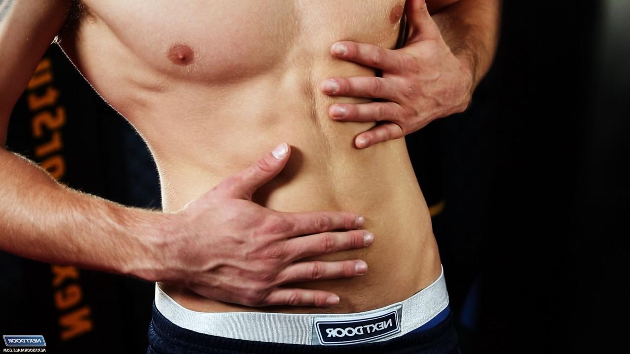 20P O amador bonitão Diesel White mostra seus grandes músculos e se masturba