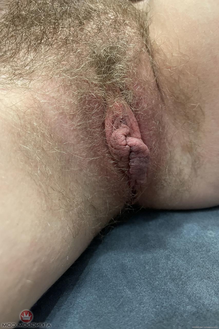 20P La colegiala rubia Kallie Taylor muestra su coño peludo y su gran culo