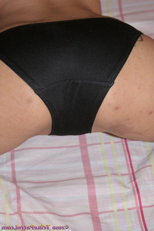 19P A pequena atordoante asiática Miah mostra o polegar em sua buceta e creampie quente de perto