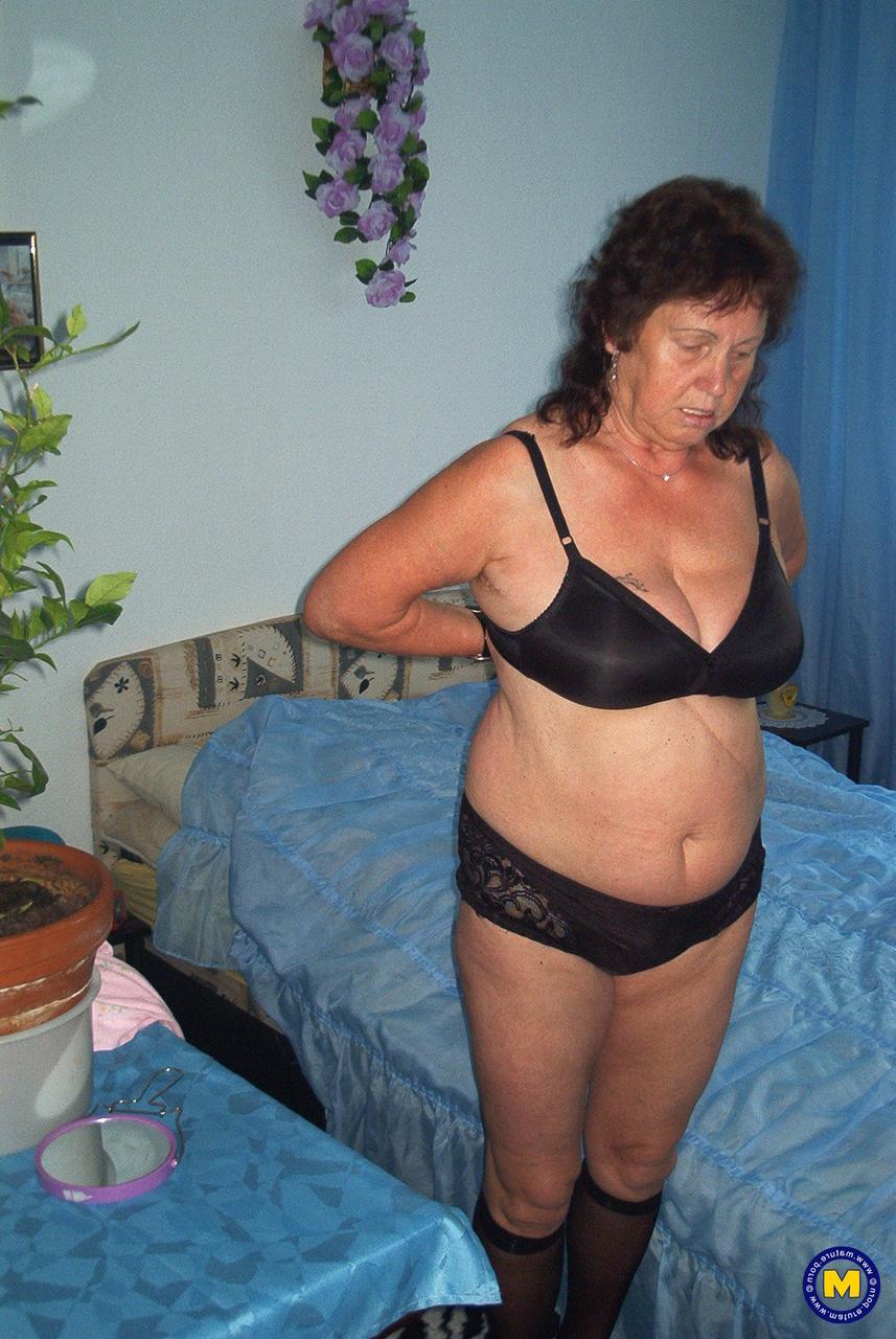 20P A vovó madura Brigitte mostra seu corpo gordinho e brinca com seus peitos grandes