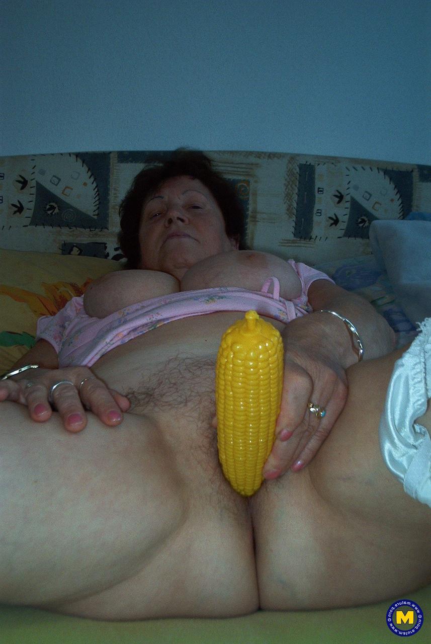 20P A vovó madura Brigitte mostra seu corpo gordinho e brinca com seus peitos grandes