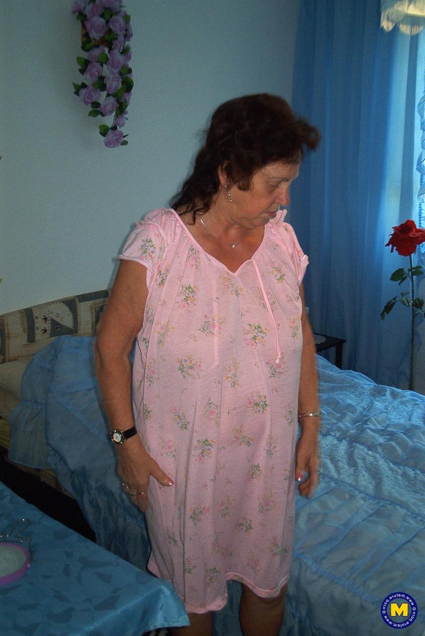 20P A vovó madura Brigitte mostra seu corpo gordinho e brinca com seus peitos grandes