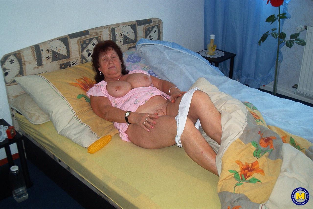 20P A vovó madura Brigitte mostra seu corpo gordinho e brinca com seus peitos grandes