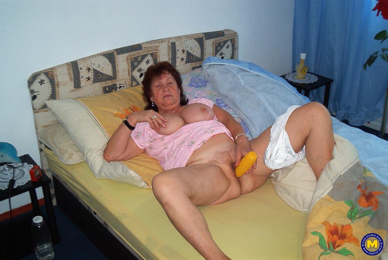 20P A vovó madura Brigitte mostra seu corpo gordinho e brinca com seus peitos grandes