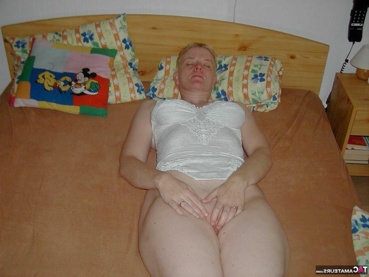 15P Mulher madura Tiffany Pearl lambe porra de seus grandes seios naturais depois de sexo oral