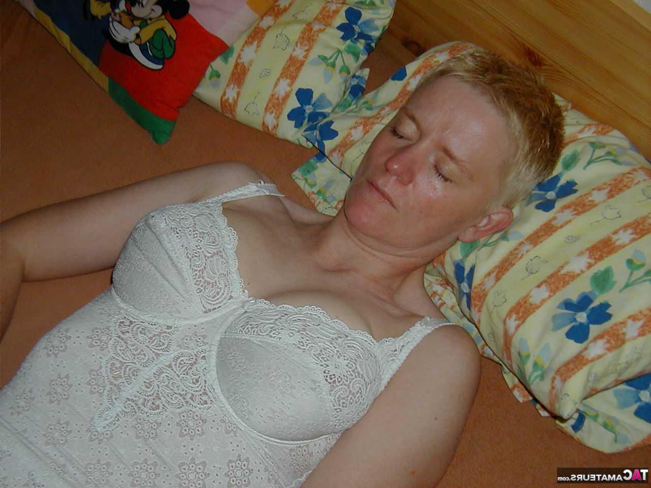 15P Mulher madura Tiffany Pearl lambe porra de seus grandes seios naturais depois de sexo oral