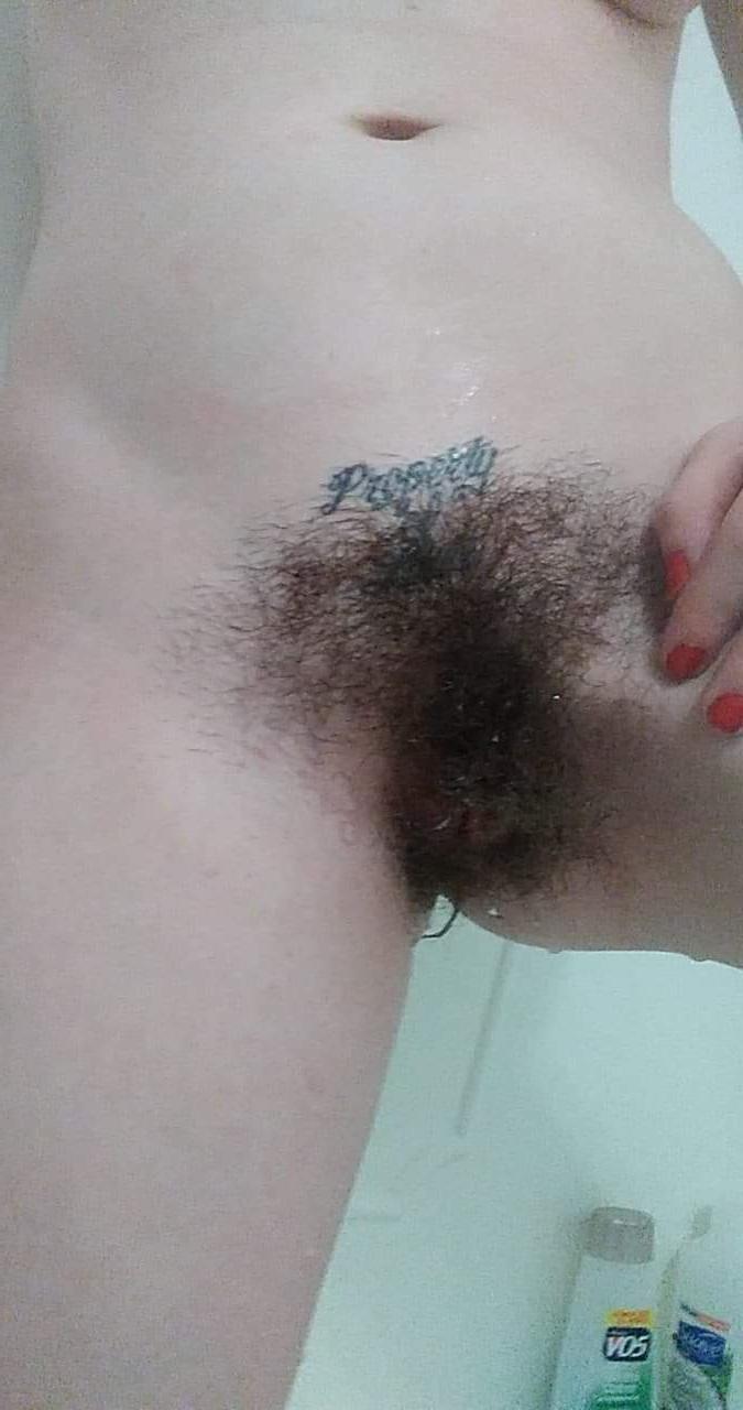 14P Amadora querida com peitos grandes Amanda Marks brinca com sua buceta espessa em uma banheira