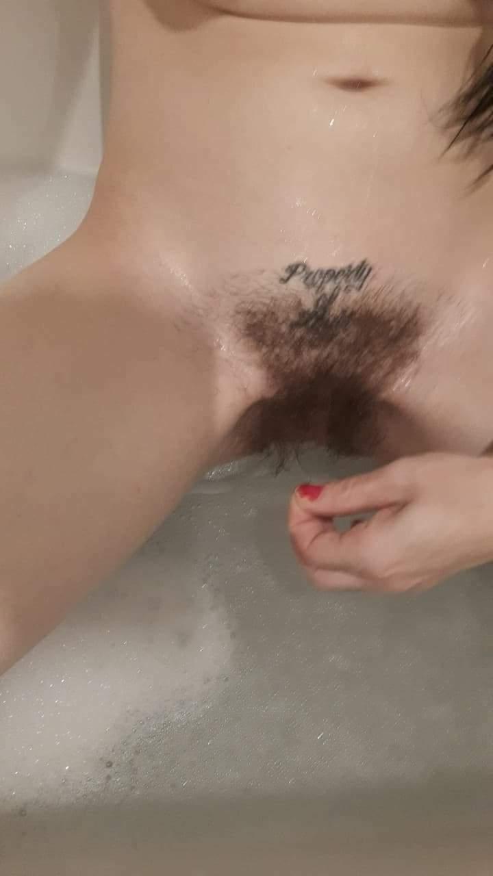 14P Amadora querida com peitos grandes Amanda Marks brinca com sua buceta espessa em uma banheira