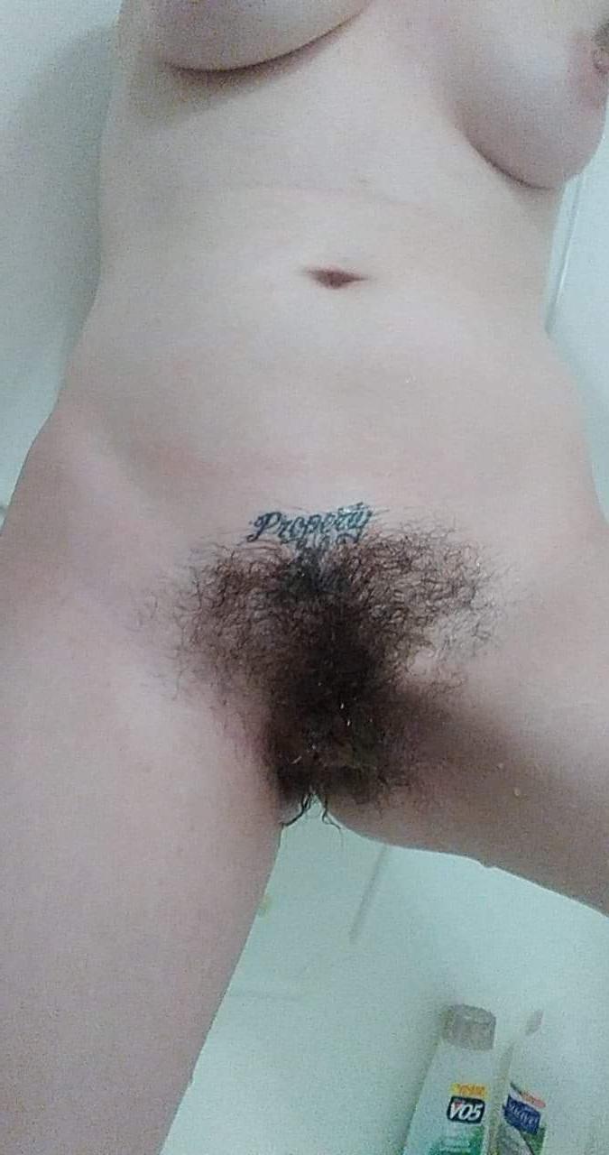 14P Amadora querida com peitos grandes Amanda Marks brinca com sua buceta espessa em uma banheira