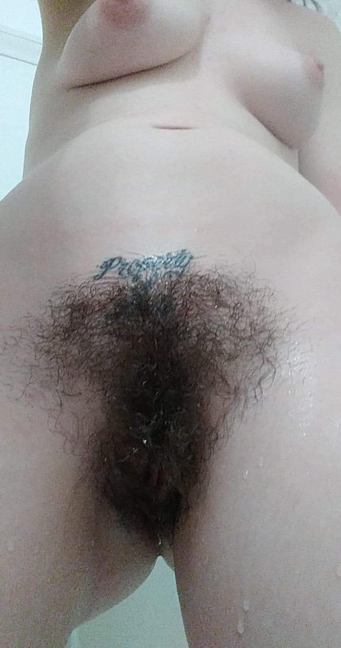 14P Amadora querida com peitos grandes Amanda Marks brinca com sua buceta espessa em uma banheira