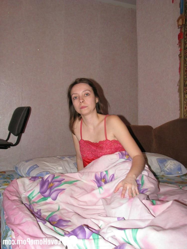 20P Morena totalmente natural se quita el camisón de seda y posa desnuda