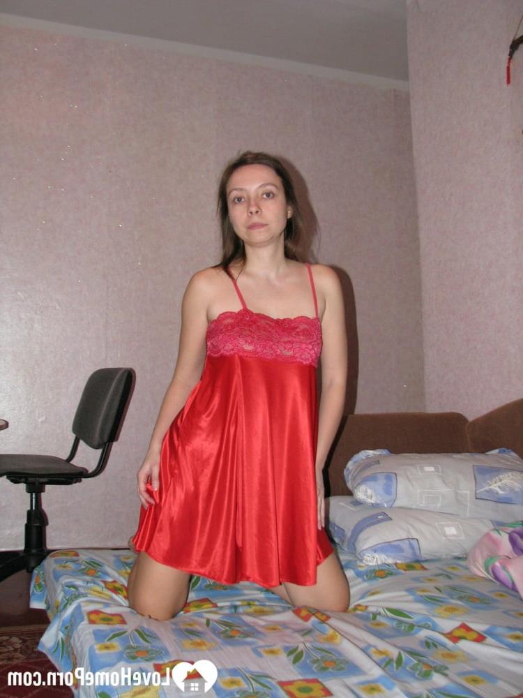 20P Morena totalmente natural se quita el camisón de seda y posa desnuda