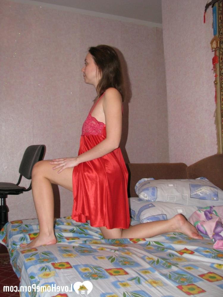 20P Morena totalmente natural se quita el camisón de seda y posa desnuda