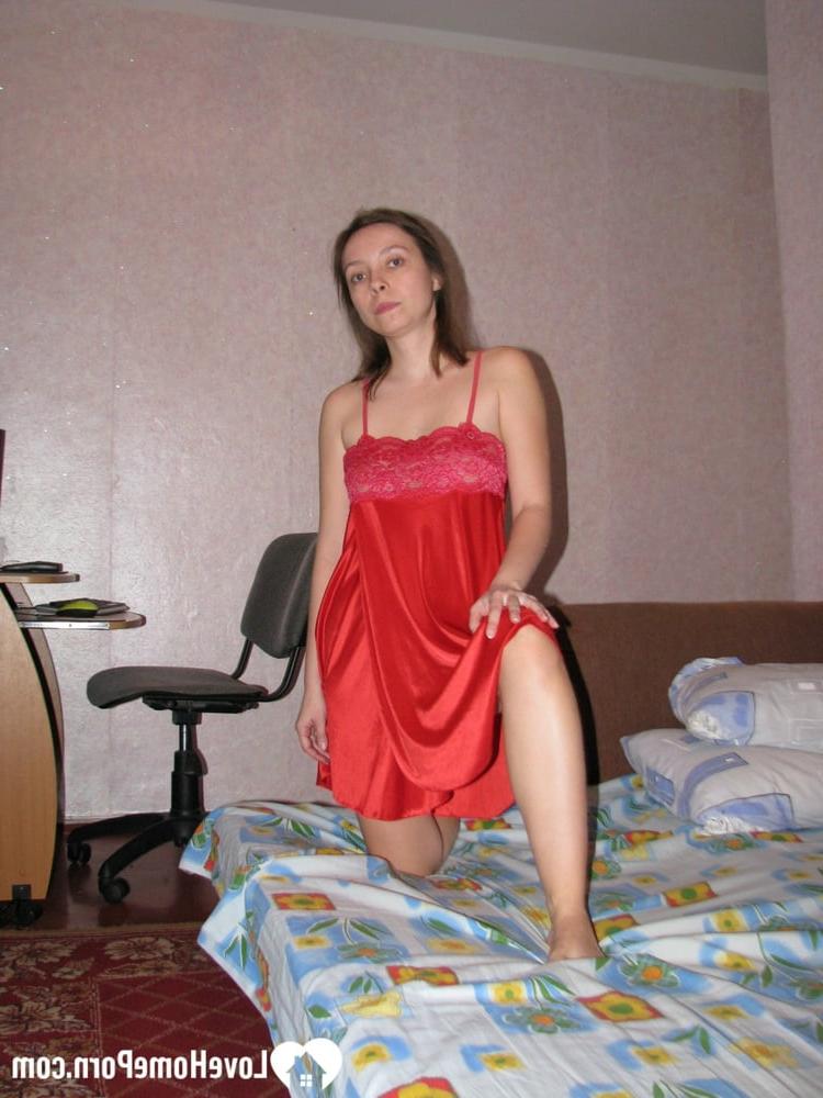 20P Morena totalmente natural se quita el camisón de seda y posa desnuda