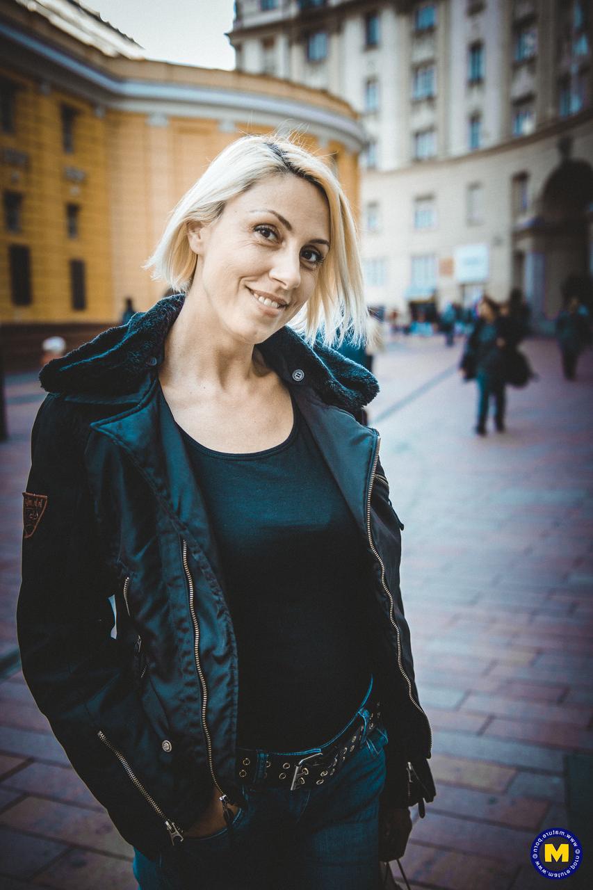 16P Amatrice blonde au dos tatoué se déshabille avant de baiser une grosse bite