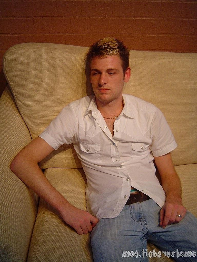 20P Der schwule Amateur Richie Rider zieht seine Jeans aus und berührt seinen Schwanz auf seinem Bett