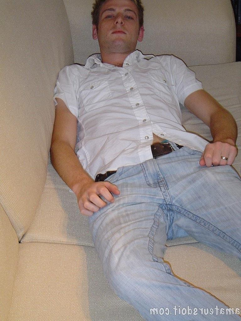 20P Der schwule Amateur Richie Rider zieht seine Jeans aus und berührt seinen Schwanz auf seinem Bett