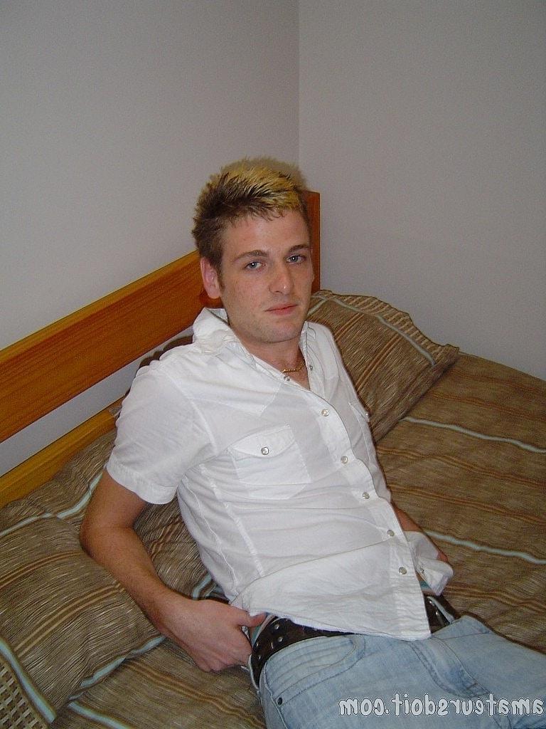 20P Der schwule Amateur Richie Rider zieht seine Jeans aus und berührt seinen Schwanz auf seinem Bett