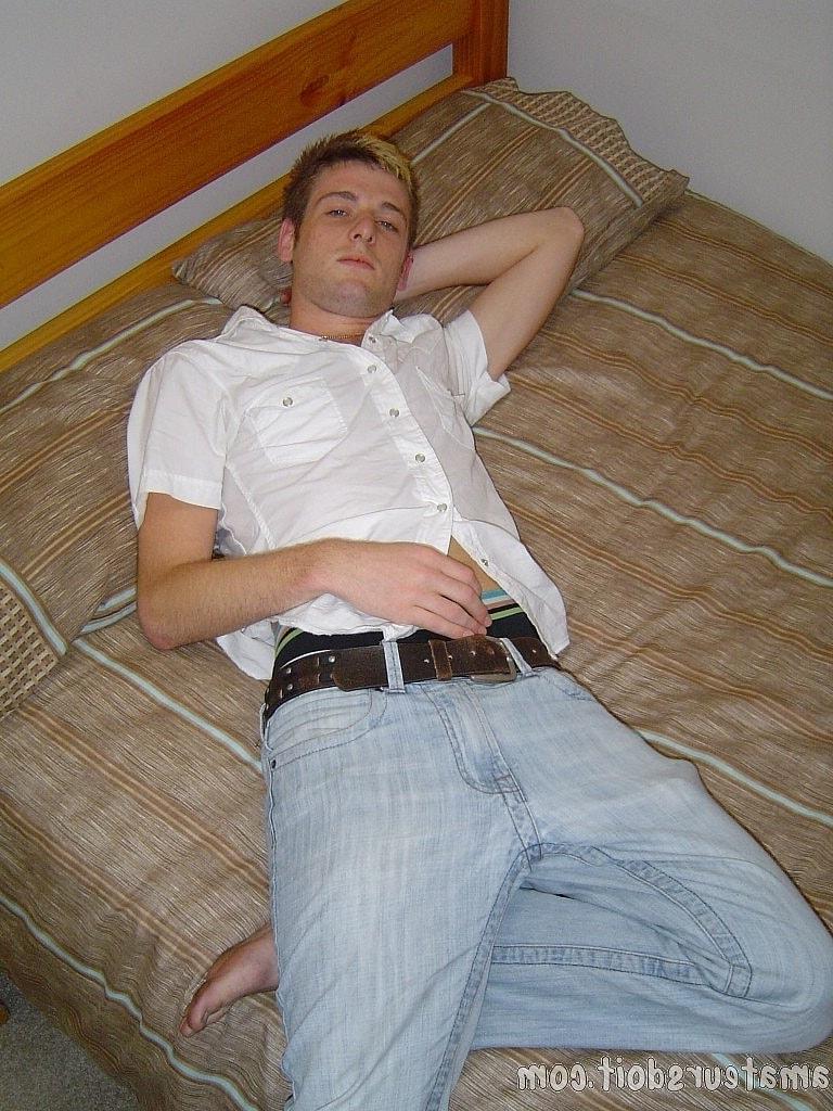 20P Der schwule Amateur Richie Rider zieht seine Jeans aus und berührt seinen Schwanz auf seinem Bett
