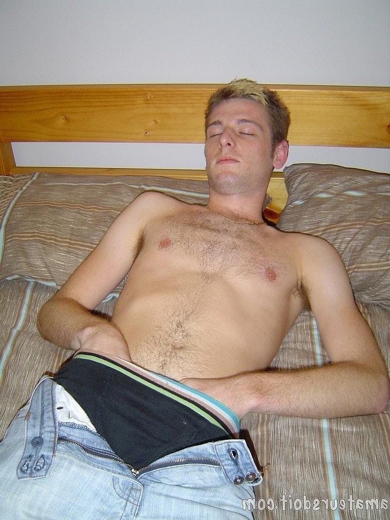 20P Der schwule Amateur Richie Rider zieht seine Jeans aus und berührt seinen Schwanz auf seinem Bett