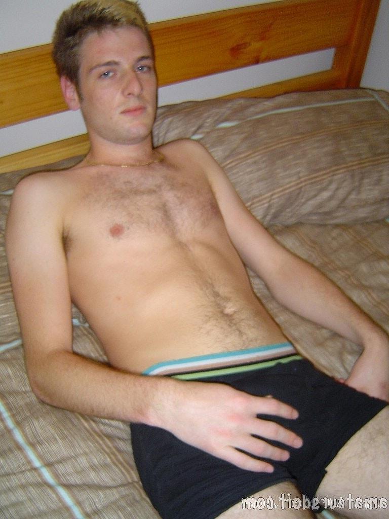 20P Der schwule Amateur Richie Rider zieht seine Jeans aus und berührt seinen Schwanz auf seinem Bett