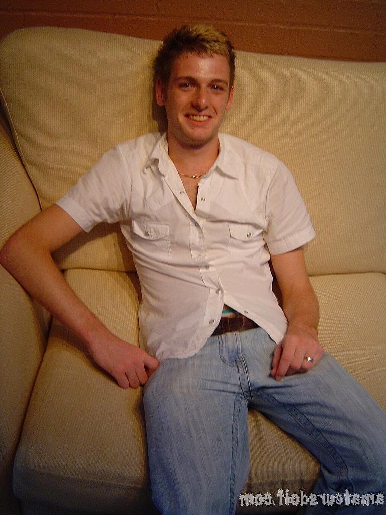 20P Der schwule Amateur Richie Rider zieht seine Jeans aus und berührt seinen Schwanz auf seinem Bett