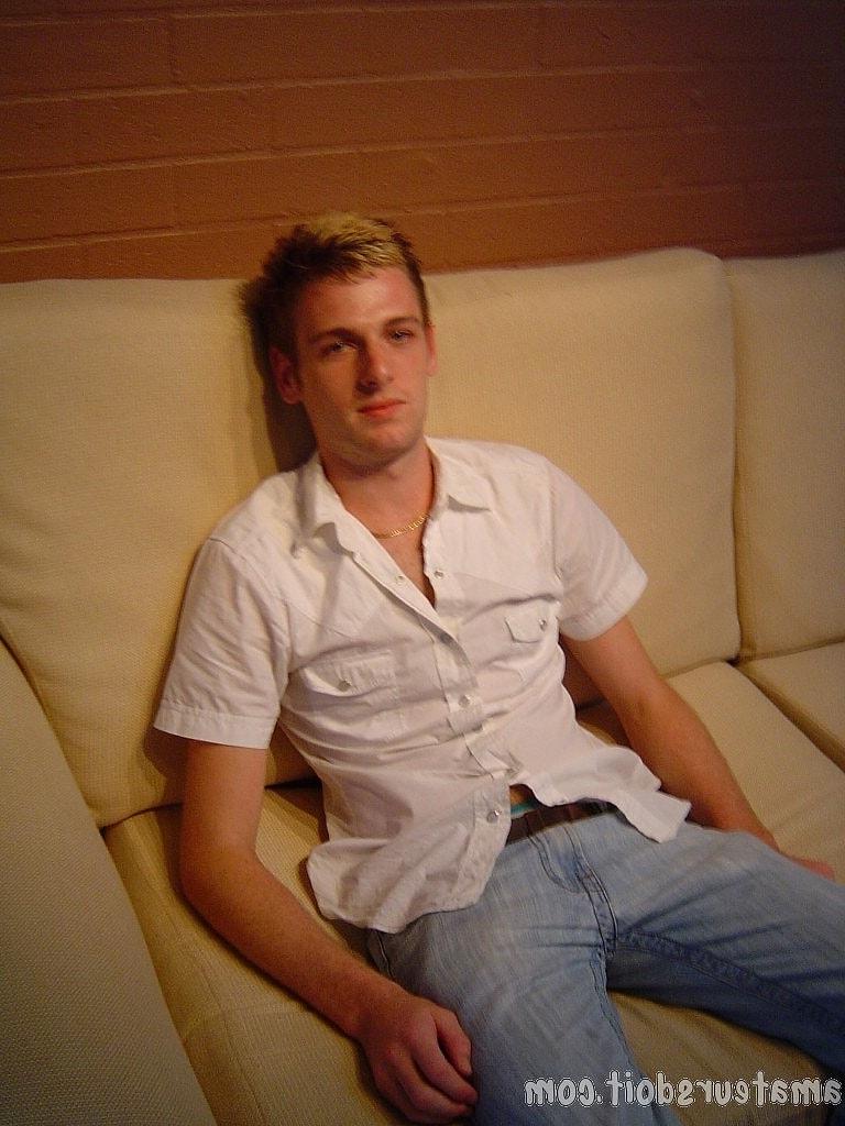 20P Der schwule Amateur Richie Rider zieht seine Jeans aus und berührt seinen Schwanz auf seinem Bett