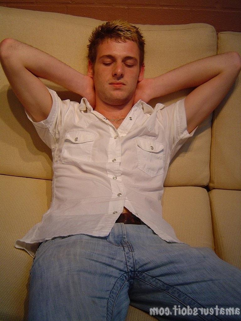 20P Der schwule Amateur Richie Rider zieht seine Jeans aus und berührt seinen Schwanz auf seinem Bett