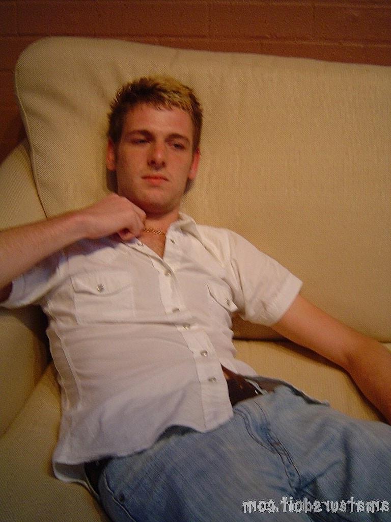 20P Der schwule Amateur Richie Rider zieht seine Jeans aus und berührt seinen Schwanz auf seinem Bett
