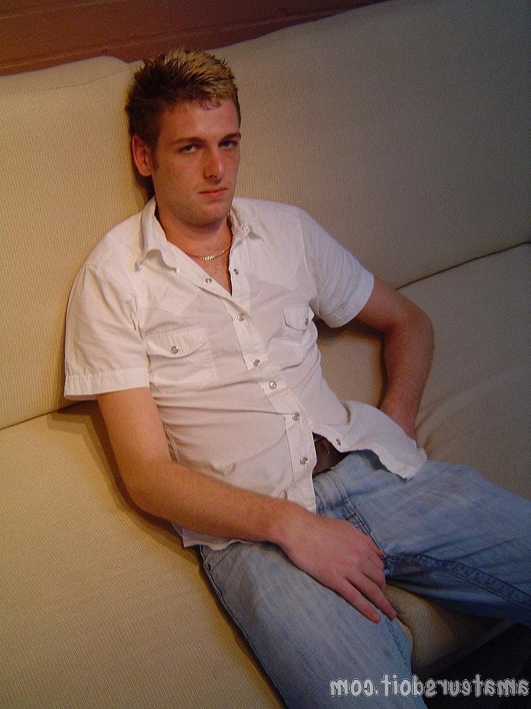 20P Der schwule Amateur Richie Rider zieht seine Jeans aus und berührt seinen Schwanz auf seinem Bett