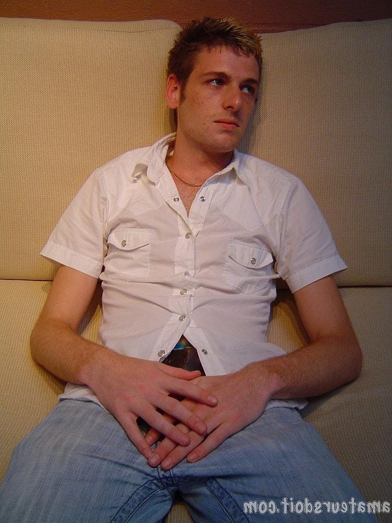 20P Der schwule Amateur Richie Rider zieht seine Jeans aus und berührt seinen Schwanz auf seinem Bett