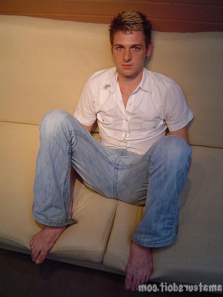 20P Der schwule Amateur Richie Rider zieht seine Jeans aus und berührt seinen Schwanz auf seinem Bett