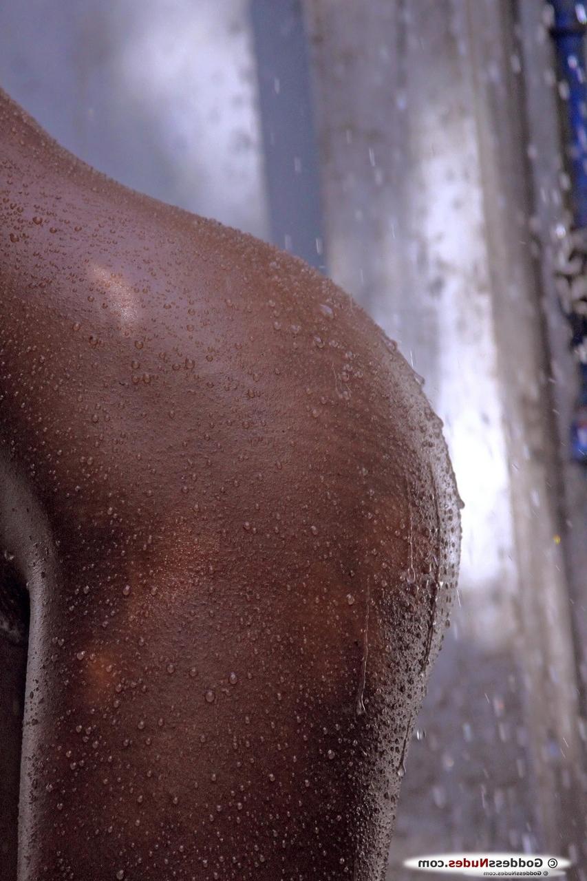 20P La chica con un gran culo de burbuja Virginia revela su cuerpo y se ducha al aire libre