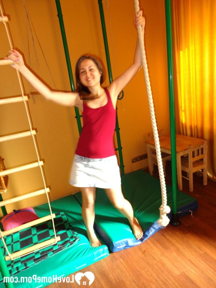 14P Verspielte brünette Amateurin zeigt in einer selbstgemachten Szene ihre kleinen Brüste