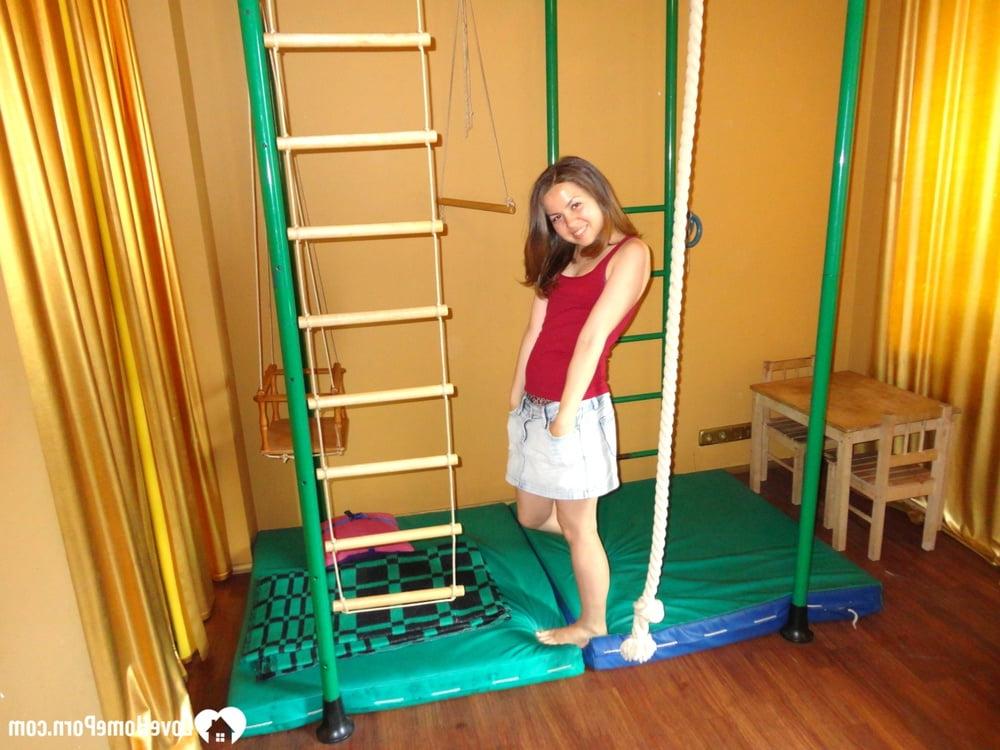 14P Verspielte brünette Amateurin zeigt in einer selbstgemachten Szene ihre kleinen Brüste