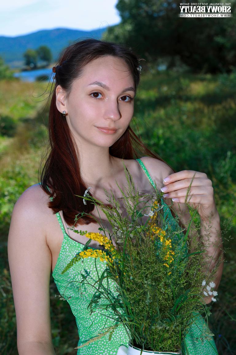 20P La agradable joven marina muestra sus pechos llenos mientras se desnuda al aire libre