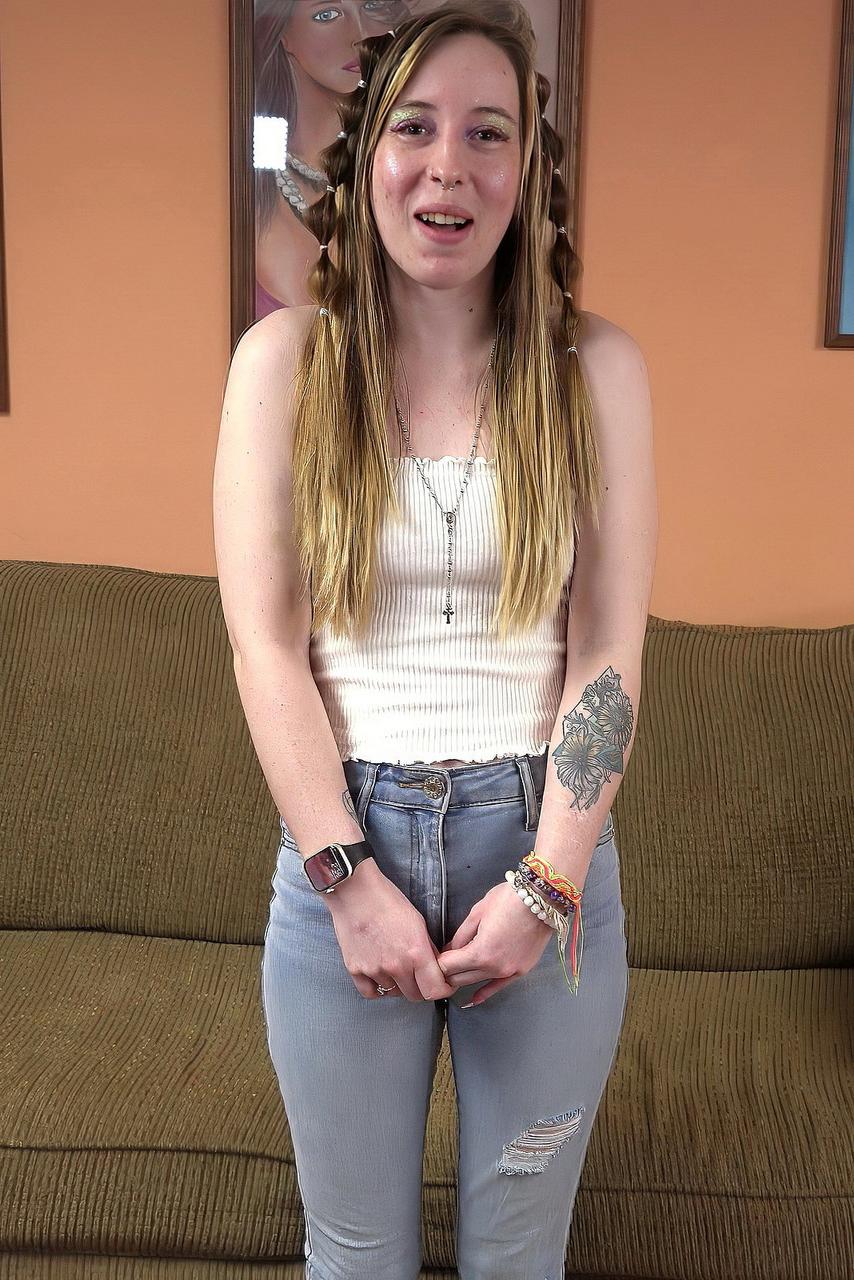 20P A pequena amadora Melanie Sugar revela seu corpo tatuado e garganta profunda em uma vara dura