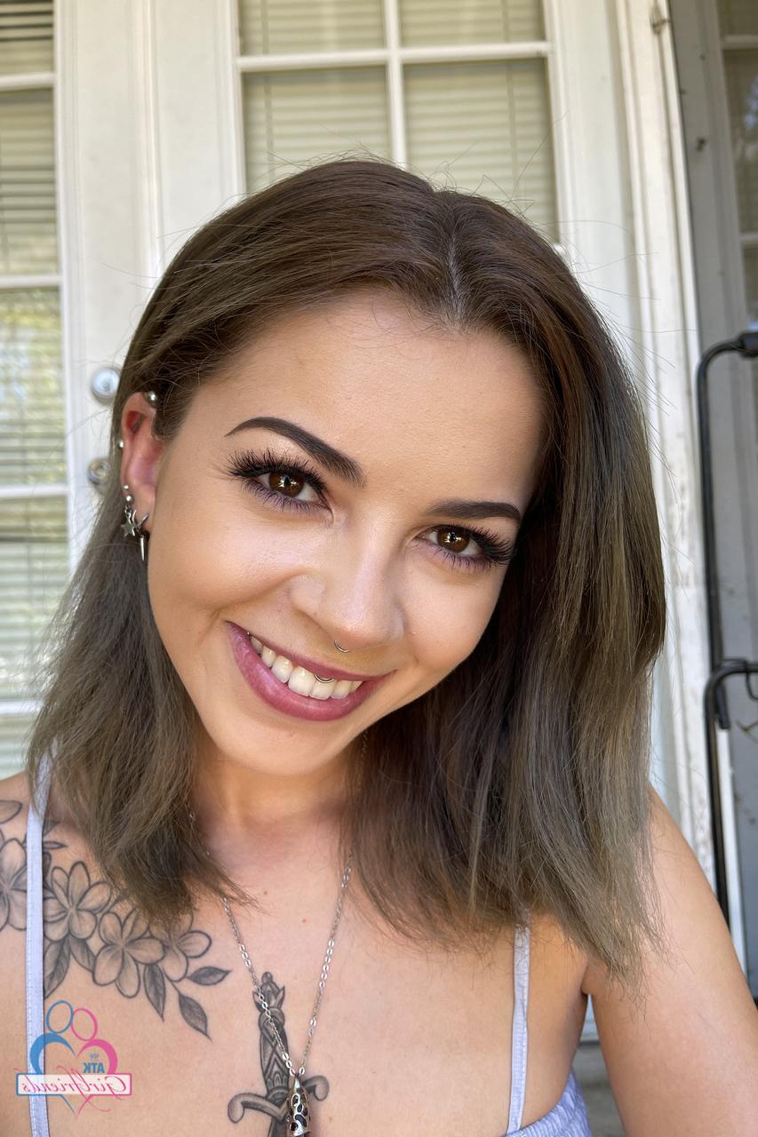 20P La sexy novia Bella Luna muestra sus hermosas tetas y su coño afeitado