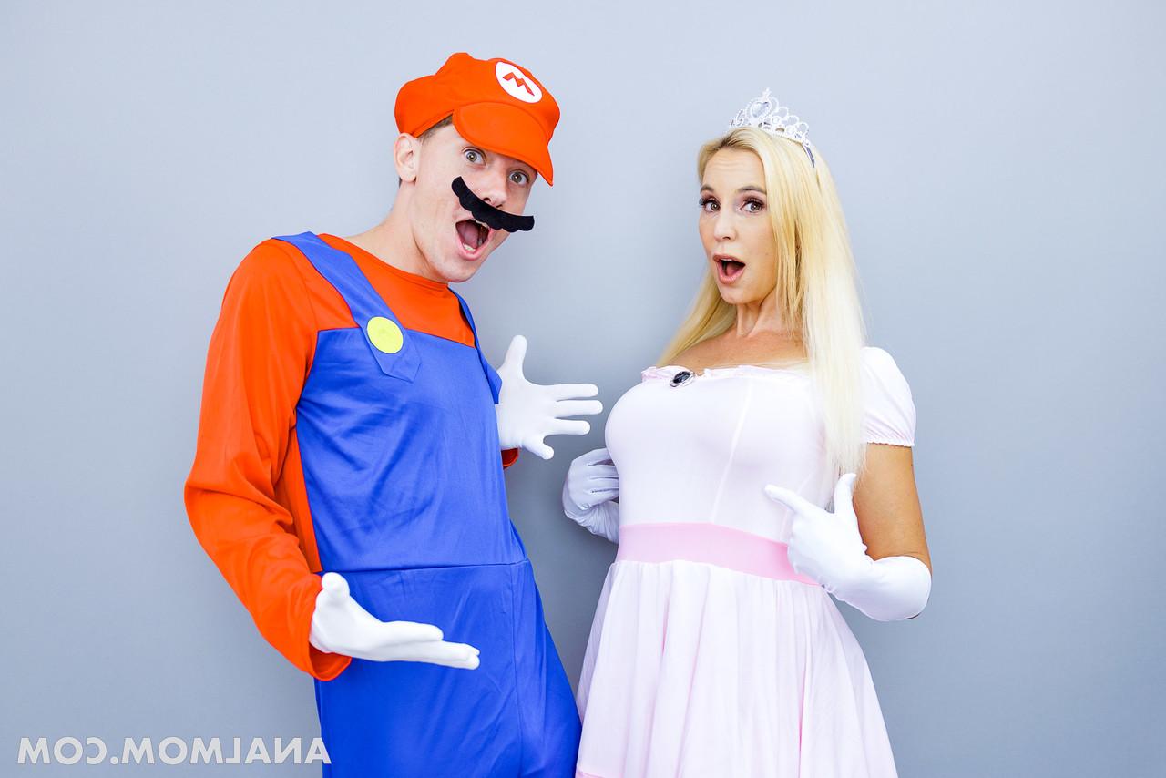 20P Die versaute Mutter Sophia West lässt sich von einem Super Mario ihren großen Arsch entbeinen und vollsahnen