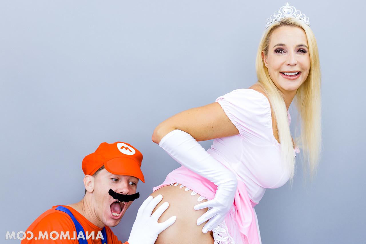 20P Die versaute Mutter Sophia West lässt sich von einem Super Mario ihren großen Arsch entbeinen und vollsahnen