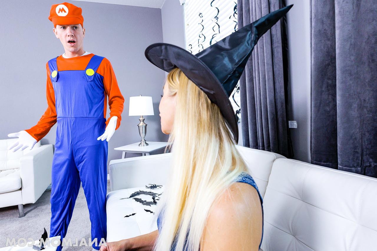 20P Die versaute Mutter Sophia West lässt sich von einem Super Mario ihren großen Arsch entbeinen und vollsahnen