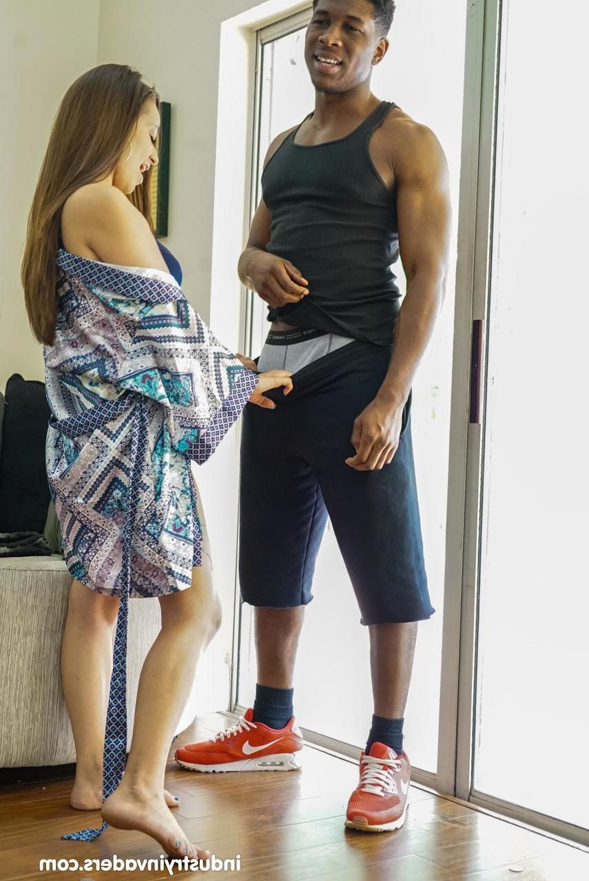 20P A morena fofa Evie Olson exibe sua bunda gorda e fica profundamente enegrecida