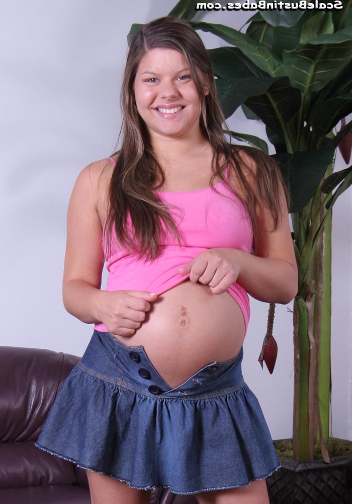 20P Brooklyn, beauté amateur et enceinte, fait un BJ et pose avec une éjaculation sur le visage.